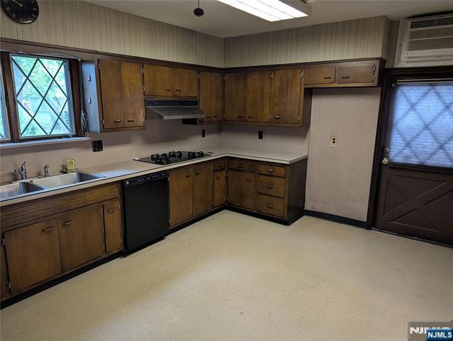 84 Oakdene Avenue, Cliffside Park, NJ 07010