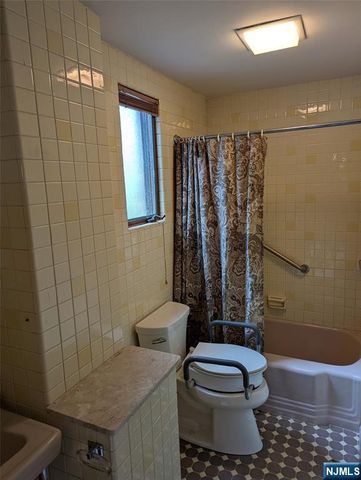 84 Oakdene Avenue, Cliffside Park, NJ 07010