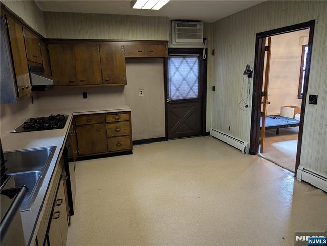 84 Oakdene Avenue, Cliffside Park, NJ 07010