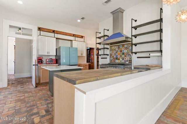 206 Main Street, Bay Saint Louis, MS 39520