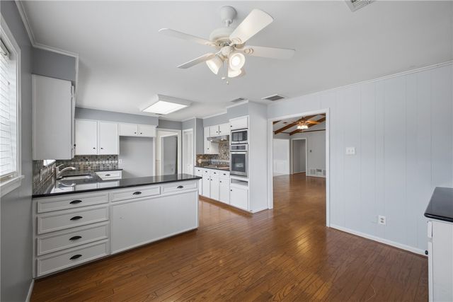 2104 Carter Creek Parkway, Bryan, TX 77802