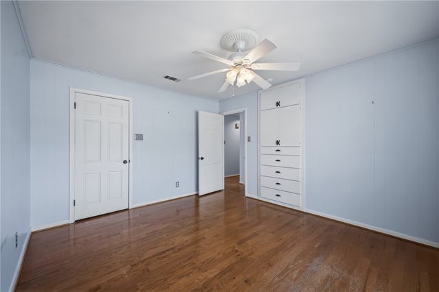 2104 Carter Creek Parkway, Bryan, TX 77802