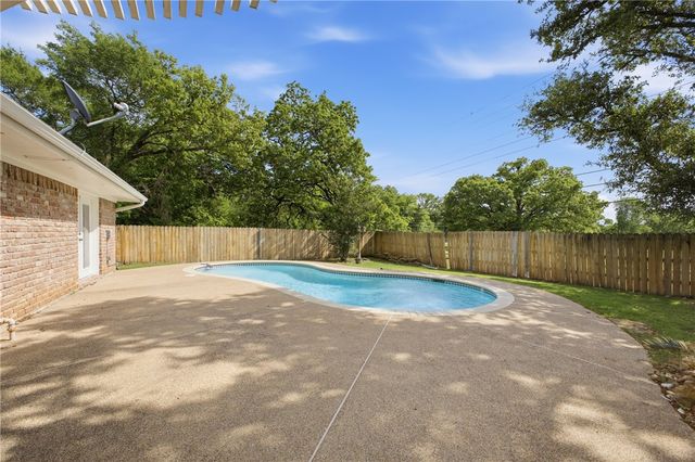 2104 Carter Creek Parkway, Bryan, TX 77802