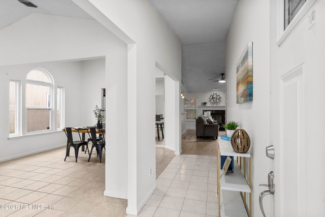 8066 INTERNATIONAL VILLAGE Drive, Jacksonville, FL 32277