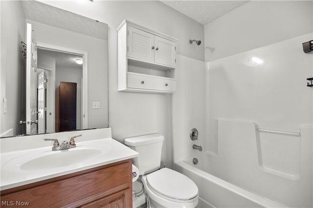 6199 E Meadow Farm Lane, Lorain, OH 44053