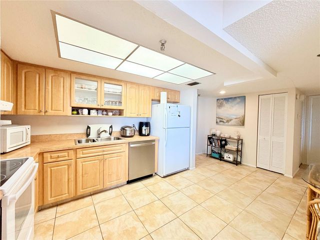 7430 SUNSHINE SKYWAY LANE S 501, St Petersburg, FL 33711
