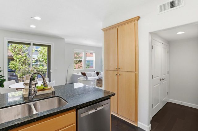 596 San Posadas Terrace 23, Sunnyvale, CA 94085