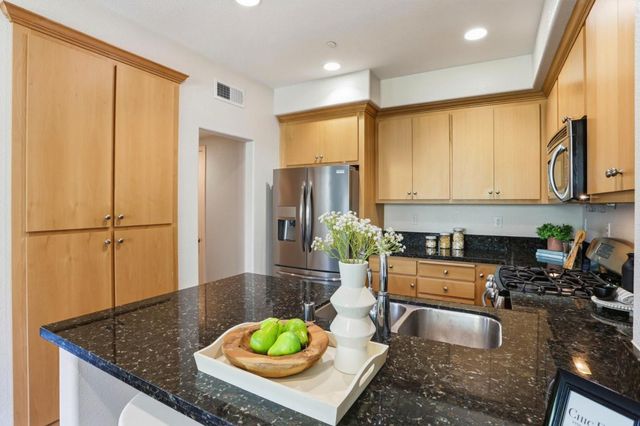 596 San Posadas Terrace 23, Sunnyvale, CA 94085