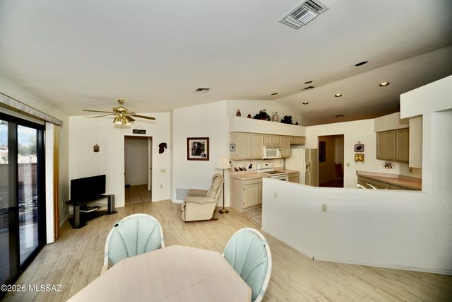 166 N Wellspring Drive, Green Valley, AZ 85614