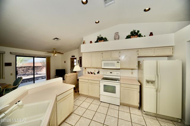 166 N Wellspring Drive, Green Valley, AZ 85614