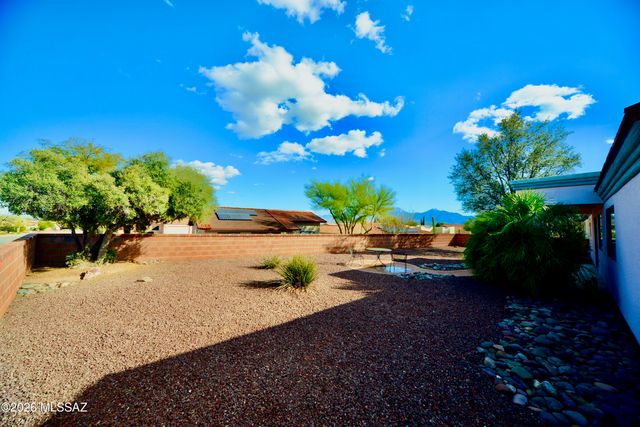 166 N Wellspring Drive, Green Valley, AZ 85614