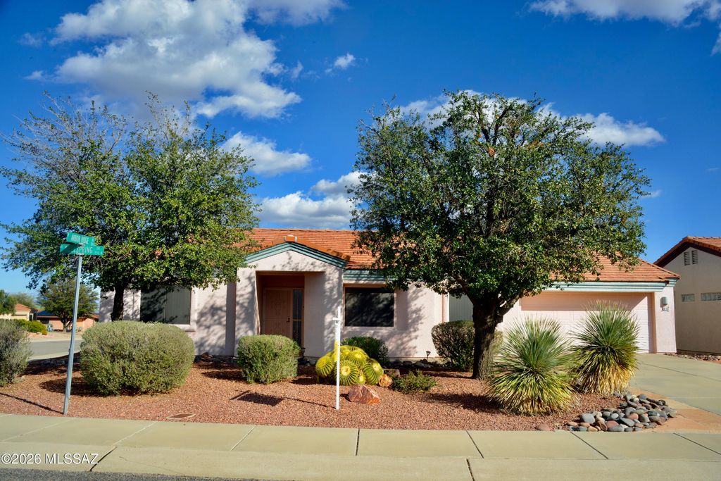 166 N Wellspring Drive, Green Valley, AZ 85614