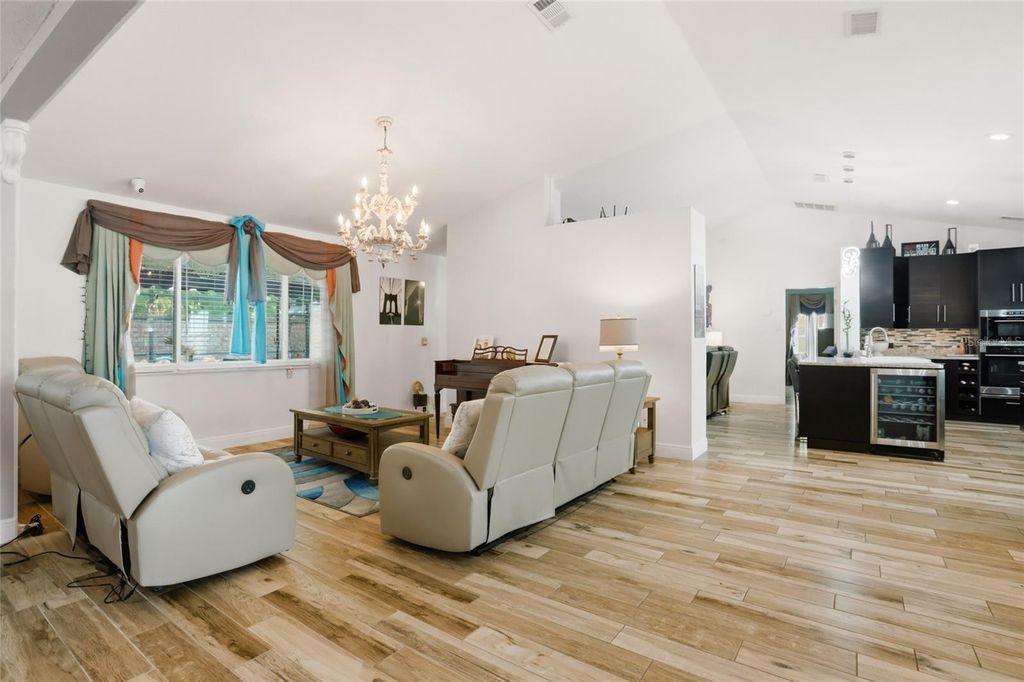 Image 25 of property listing at 3185 TIMUCUA CIRCLE, Orlando, FL 32837