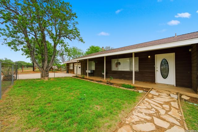 144 OAK PARK RD, Adkins, TX 78101