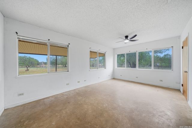 144 OAK PARK RD, Adkins, TX 78101