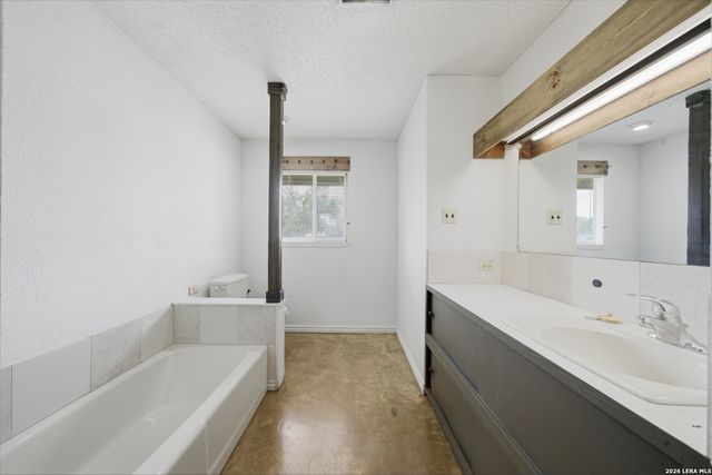 144 OAK PARK RD, Adkins, TX 78101