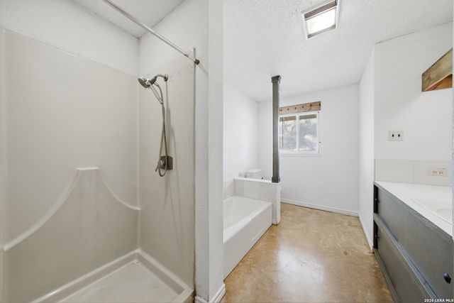 144 OAK PARK RD, Adkins, TX 78101