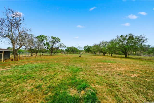 144 OAK PARK RD, Adkins, TX 78101