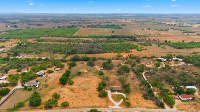 144 OAK PARK RD, Adkins, TX 78101