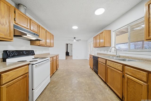 144 OAK PARK RD, Adkins, TX 78101