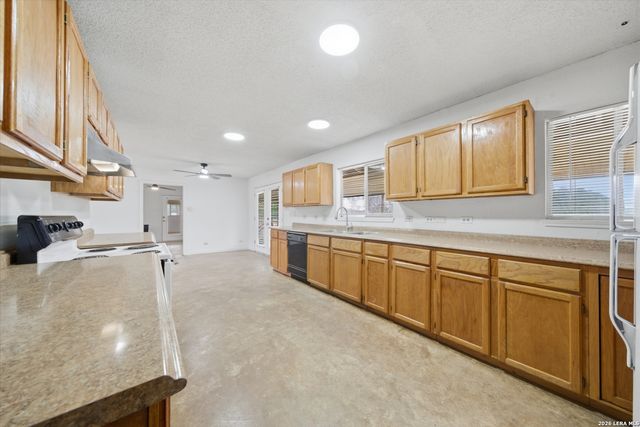 144 OAK PARK RD, Adkins, TX 78101