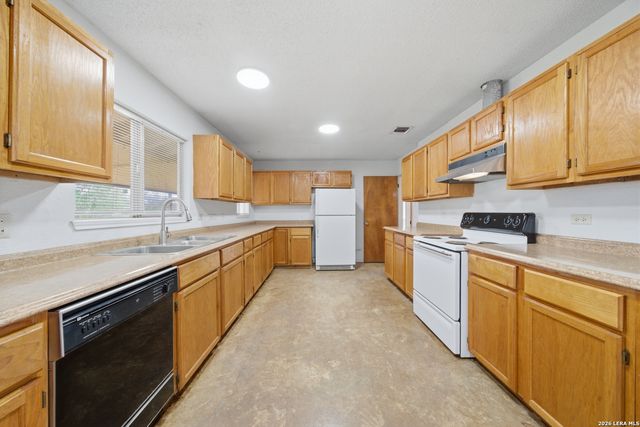 144 OAK PARK RD, Adkins, TX 78101