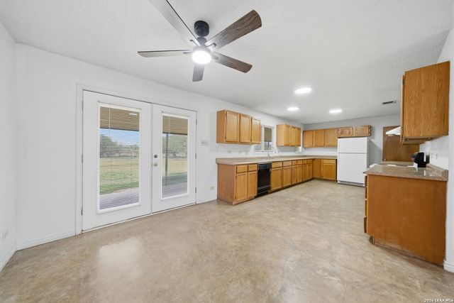144 OAK PARK RD, Adkins, TX 78101