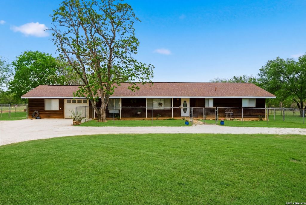 144 OAK PARK RD, Adkins, TX 78101