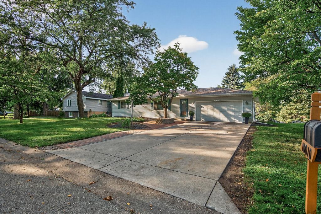 10010 36th Place N, Plymouth, MN 55441