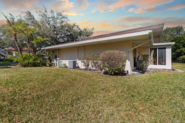 324 KNOTTWOOD COURT, Sun City Center, FL 33573