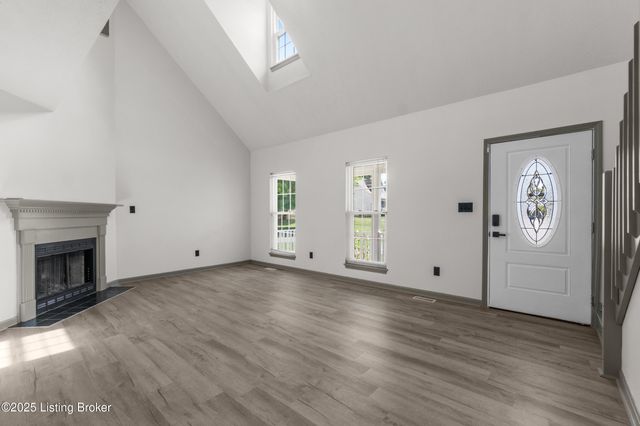 6900 Avanti Pl, Louisville, KY 40291