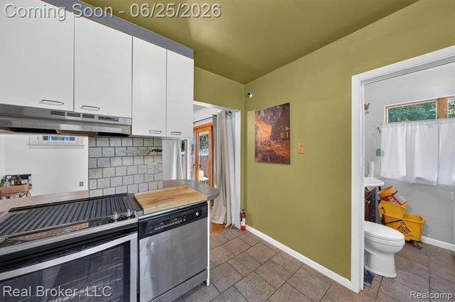 30 Dakota Street, Pontiac, MI 48341