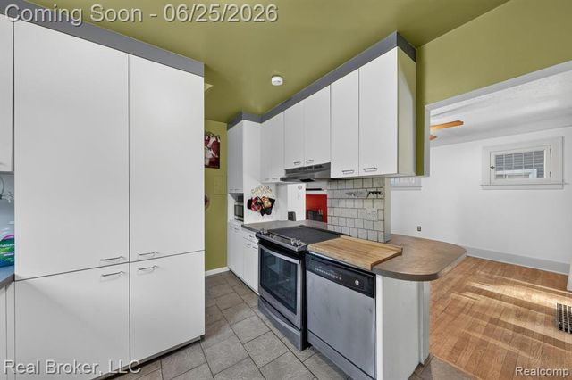 30 Dakota Street, Pontiac, MI 48341