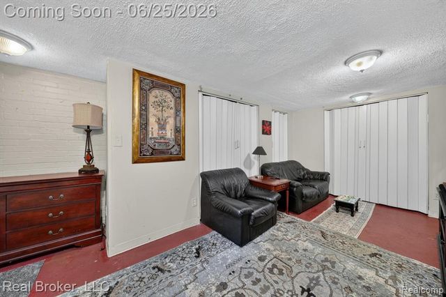 30 Dakota Street, Pontiac, MI 48341