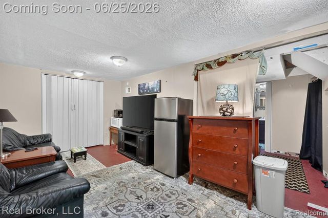 30 Dakota Street, Pontiac, MI 48341