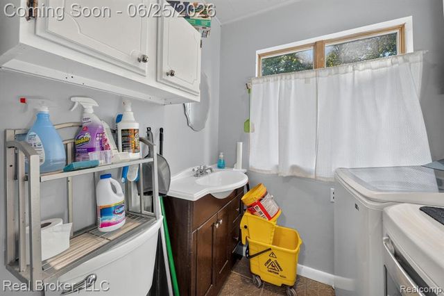 30 Dakota Street, Pontiac, MI 48341