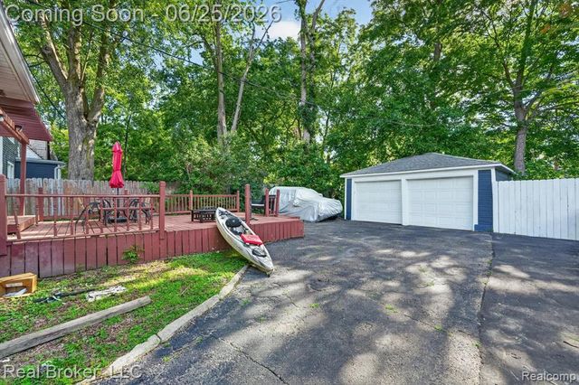 30 Dakota Street, Pontiac, MI 48341