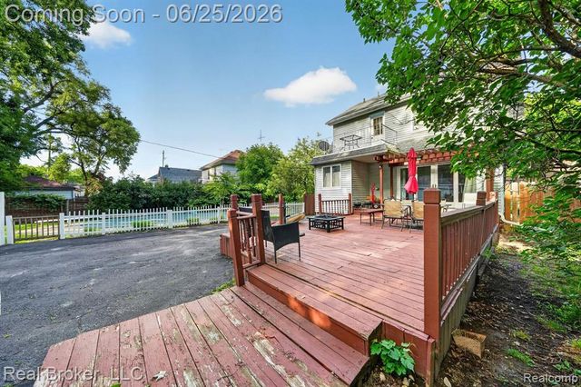 30 Dakota Street, Pontiac, MI 48341