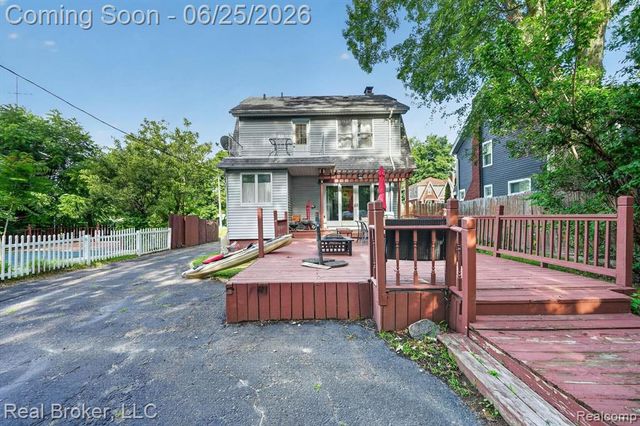 30 Dakota Street, Pontiac, MI 48341