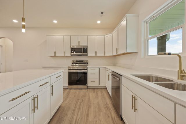 829 Wehali Tr, Kodak, TN 37764