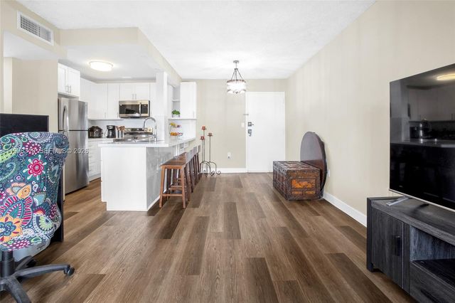 9682 Fontainebleau Blvd 503, Miami, FL 33172