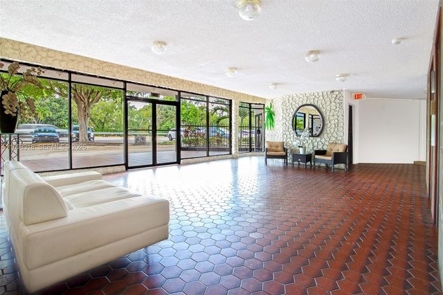 9682 Fontainebleau Blvd 503, Miami, FL 33172