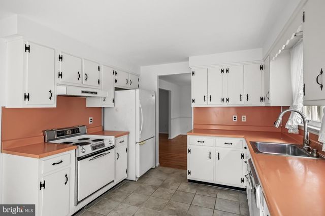 104 NANTUCKET DR, Cherry Hill, NJ 08034