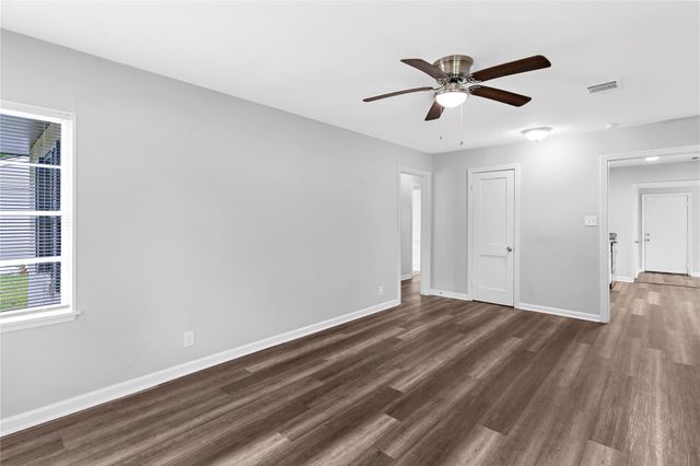 1104 Southampton Street, Angleton, TX 77515