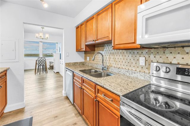 7200 SUNSHINE SKYWAY LANE S 8B, St Petersburg, FL 33711