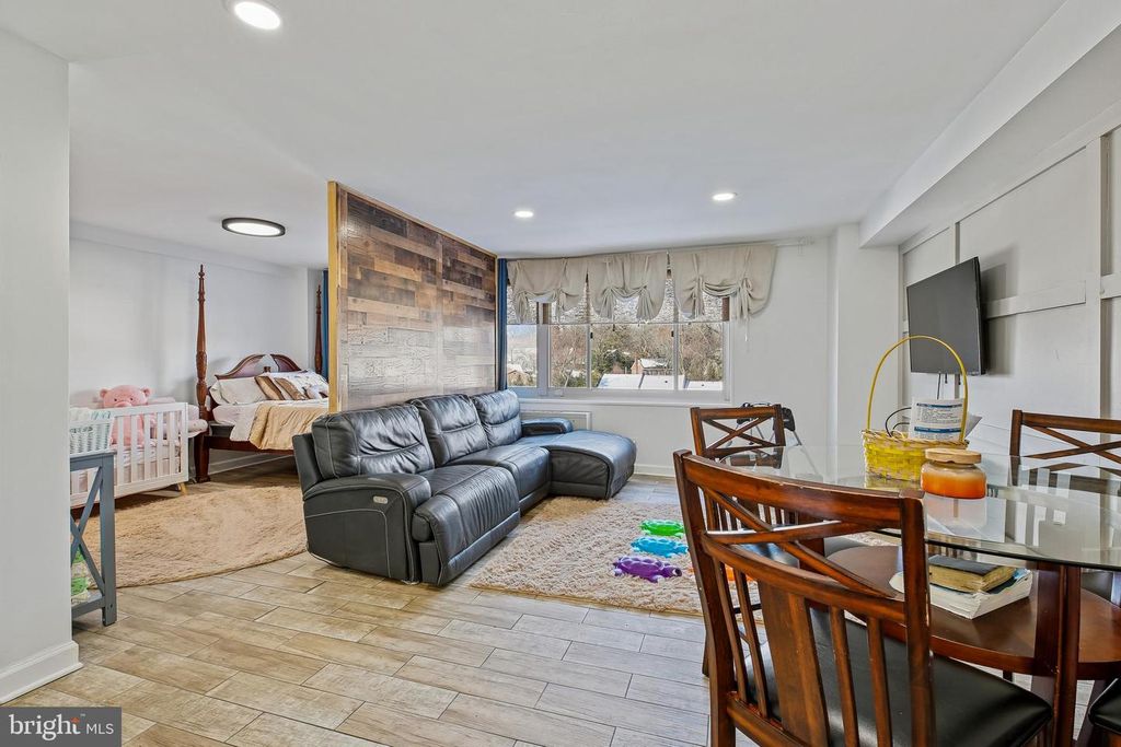 Image 10 of property listing at 1900 LYTTONSVILLE RD #702, Silver Spring, MD 20910