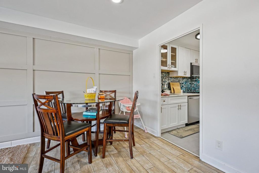 Image 12 of property listing at 1900 LYTTONSVILLE RD #702, Silver Spring, MD 20910