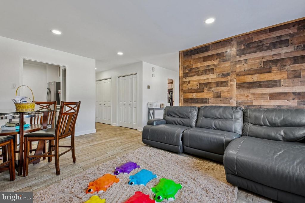 Image 13 of property listing at 1900 LYTTONSVILLE RD #702, Silver Spring, MD 20910