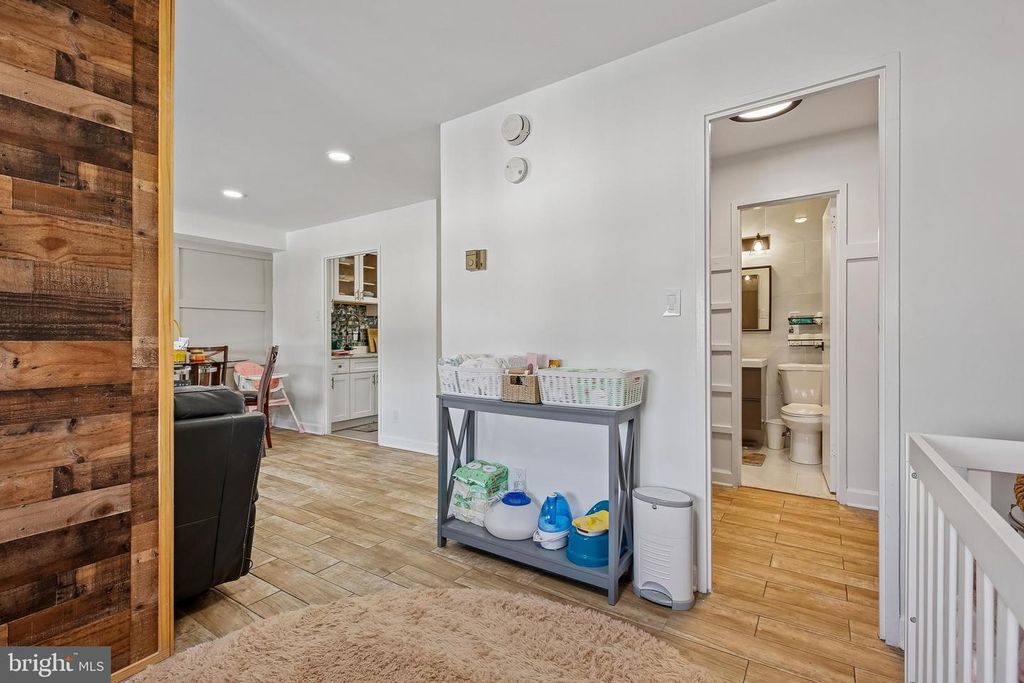 Image 14 of property listing at 1900 LYTTONSVILLE RD #702, Silver Spring, MD 20910