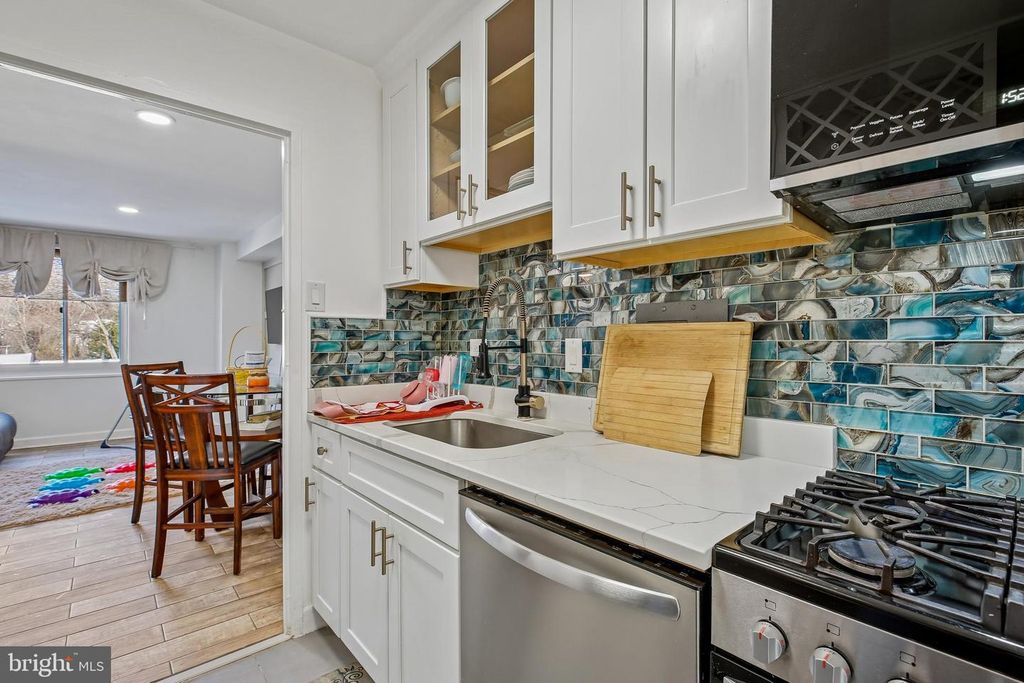 Image 16 of property listing at 1900 LYTTONSVILLE RD #702, Silver Spring, MD 20910